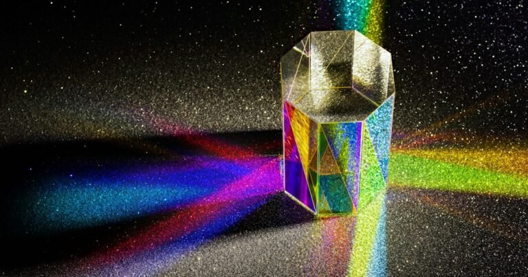 光を虹色に分けるガラスのプリズム